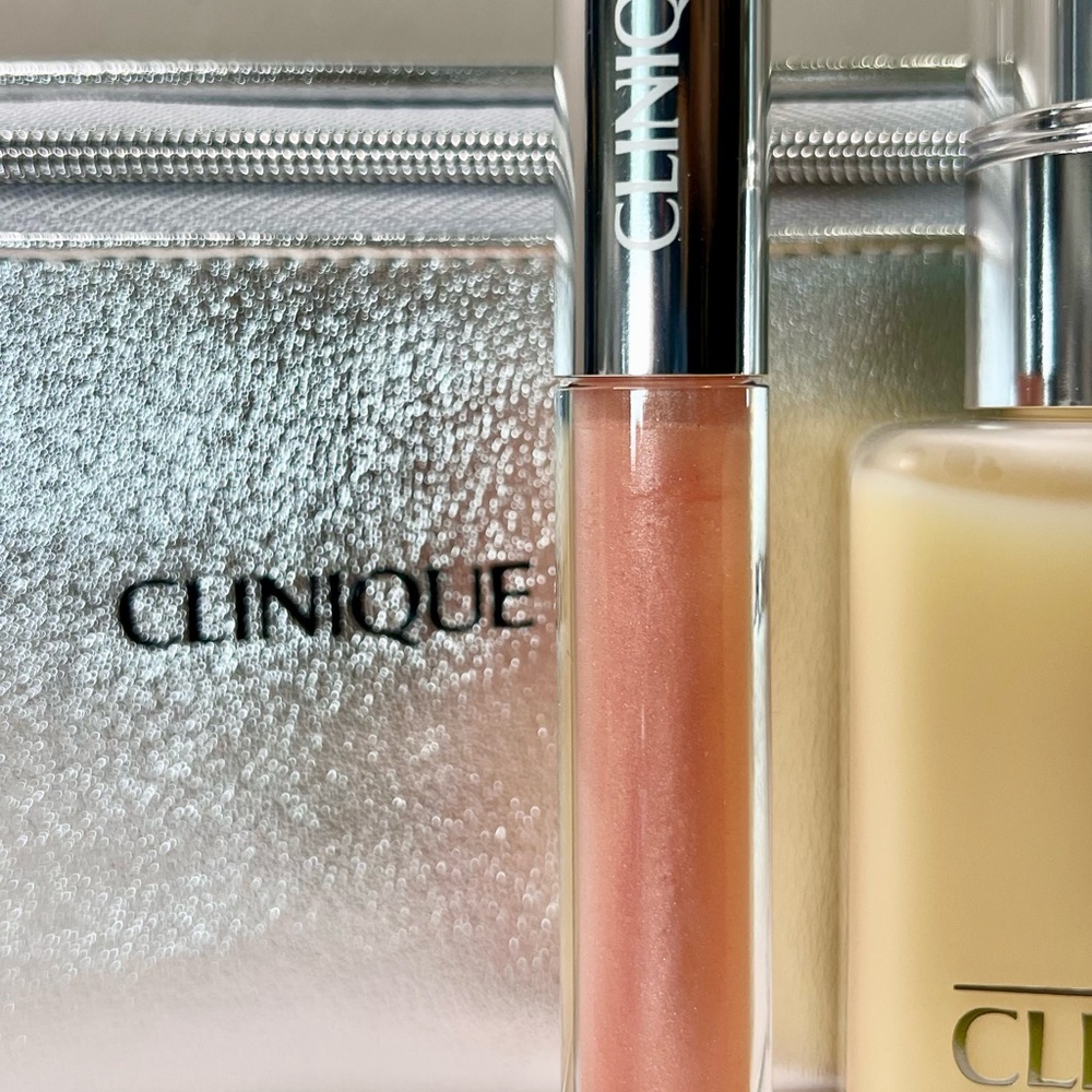 Clinique Skincare 3 pc Set + Cosmetic Bag. Full size items. Retail $113 - Picture 6 of 10